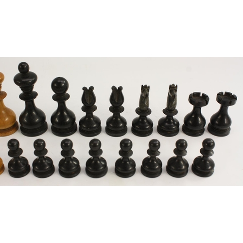 3097 - A boxwood and ebony Northern Upright type pattern chess set, the Kings 10cm high