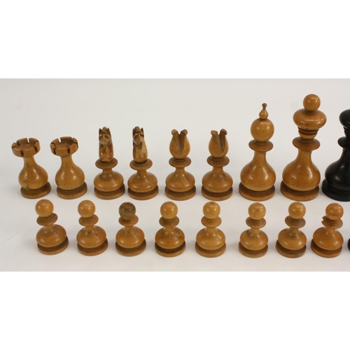 3097 - A boxwood and ebony Northern Upright type pattern chess set, the Kings 10cm high