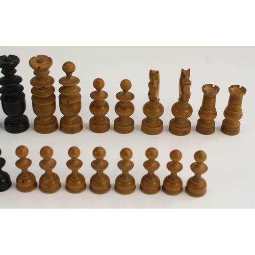 3235 - A Regency pattern boxwood and ebony chess set, the Kings 8.5cm high, mahogany box