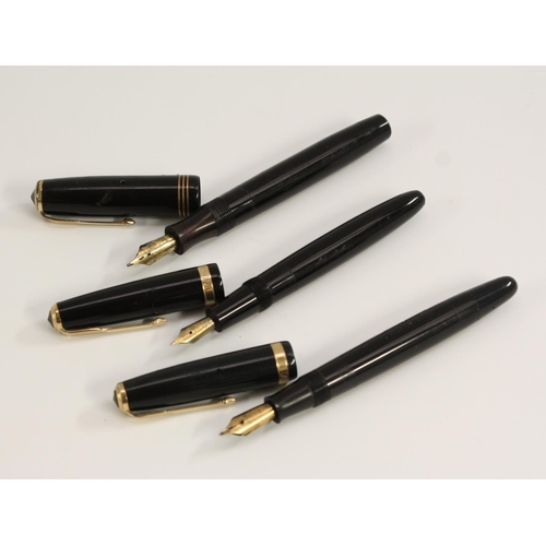 3405 - Pens - a Parker Duofold fountain pen, 14ct gold nib, 13cm long; another; a Parker Vacumatic, 14ct go... 