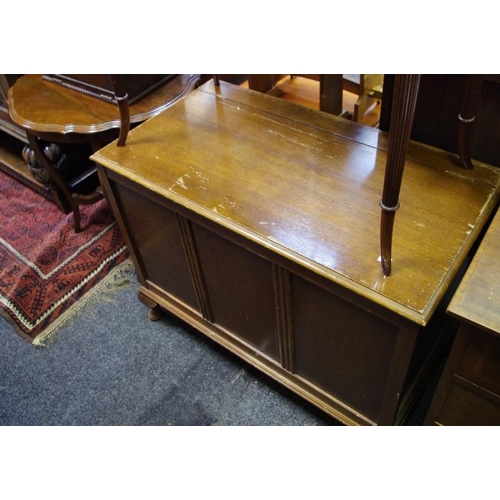 508 - An Edwardian mahogany occasional table; an oak blanket box (2)