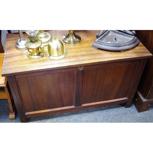 518 - A late Victorian/early 20th century mahogany panelled blanket box