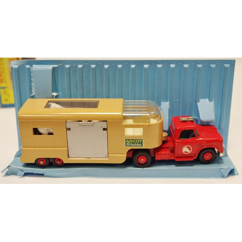 120 - Matchbox Kingsize No.K18 Articulated Horse Box ''Ascot Stables'' - red cab, tan trailer with 4 x pla... 