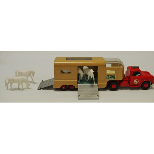 120 - Matchbox Kingsize No.K18 Articulated Horse Box ''Ascot Stables'' - red cab, tan trailer with 4 x pla... 