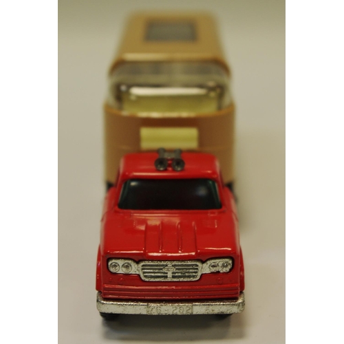 120 - Matchbox Kingsize No.K18 Articulated Horse Box ''Ascot Stables'' - red cab, tan trailer with 4 x pla... 