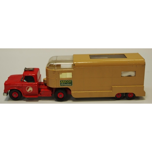 120 - Matchbox Kingsize No.K18 Articulated Horse Box ''Ascot Stables'' - red cab, tan trailer with 4 x pla... 