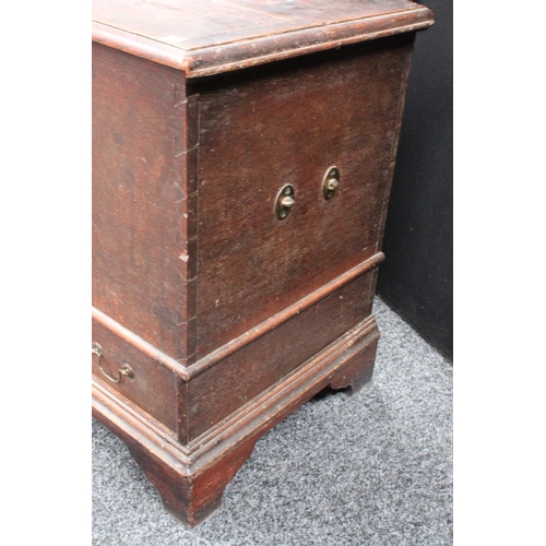 156 - A George III oak mule chest, hinged rectangular top enclosing a vacant interior, above a pair of sho... 