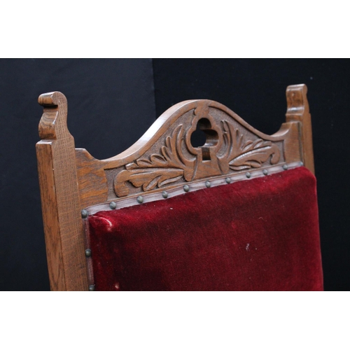 203 - An Arts and Crafts oak drawing room suite, comprising a chaise, four side chairs and a pair of armch... 