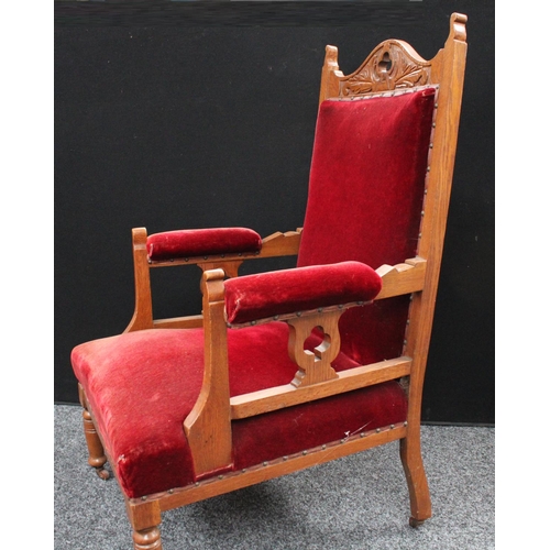 203 - An Arts and Crafts oak drawing room suite, comprising a chaise, four side chairs and a pair of armch... 