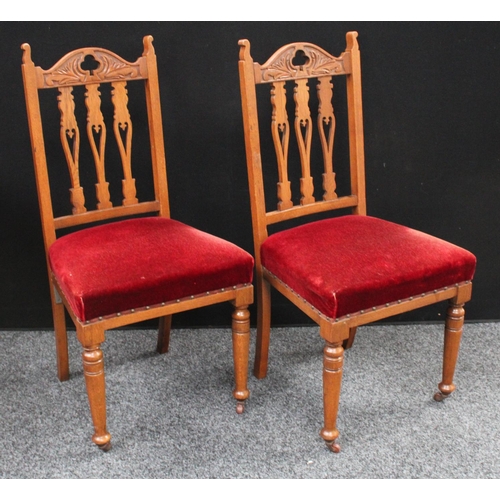 203 - An Arts and Crafts oak drawing room suite, comprising a chaise, four side chairs and a pair of armch... 
