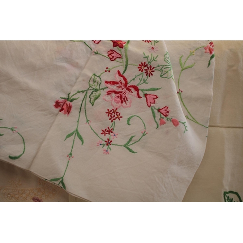 560 - A quantity of table linen embroidered, lace trimmed etc