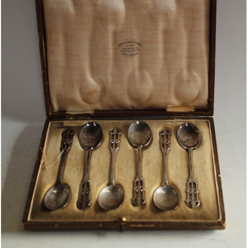 616 - A set of six silver teaspoons, Birmingham, 1913, cased