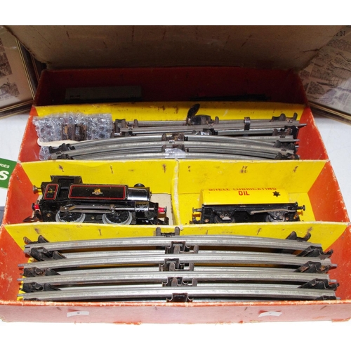 98 - A Hornby 0 Gauge clockwork train set comprising 0-4-0 clockwork locomotive, Type 40, 82011 British R... 