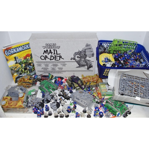 99 - Warhammer including unmade plastic figures, painted figures, white metal figures, gaming cards, buil... 