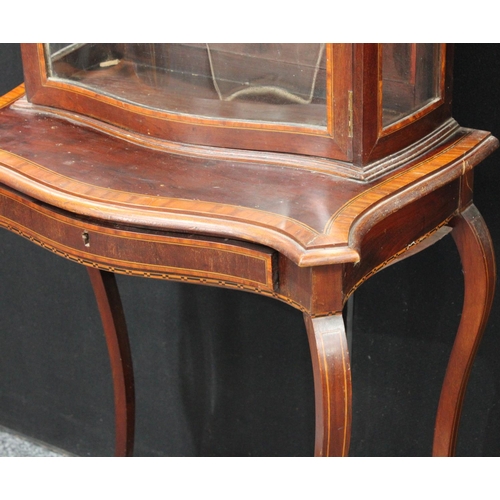 206 - An Edwardian satinwood crossbanded mahogany serpentine display cabinet, outswept cornice above a gla... 