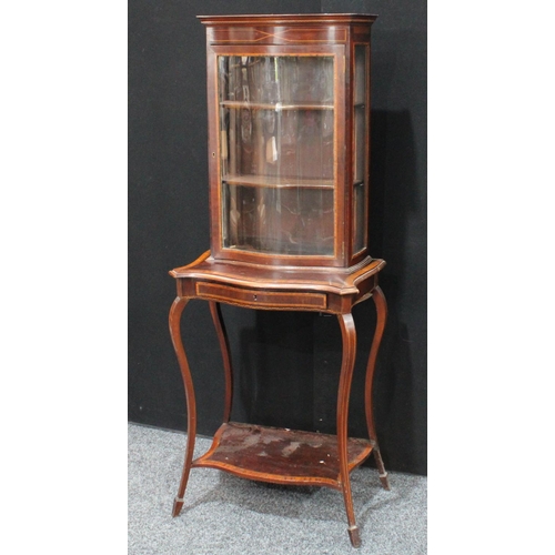 206 - An Edwardian satinwood crossbanded mahogany serpentine display cabinet, outswept cornice above a gla... 