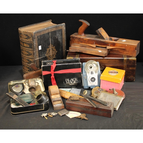 243 - Boxes and objects - a silver vesta case, engraved decoration; a One Pound Note, U82B 904456; a mould... 