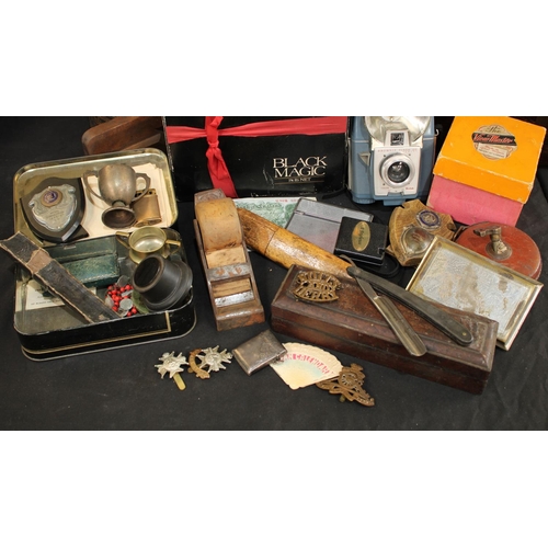 243 - Boxes and objects - a silver vesta case, engraved decoration; a One Pound Note, U82B 904456; a mould... 