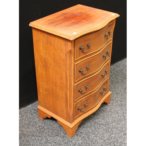 257 - A George III style mahogany bachelor's chest, of small proportions, 74cm high, 49cm wide