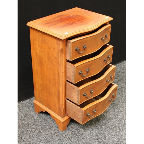 257 - A George III style mahogany bachelor's chest, of small proportions, 74cm high, 49cm wide