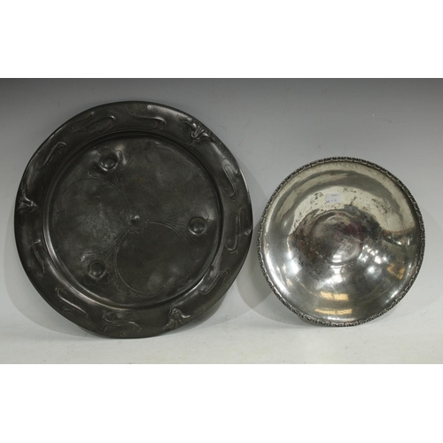 348 - An Art Nouveau pewter dish; a Liberty and Co Tudric pewter dish (2)