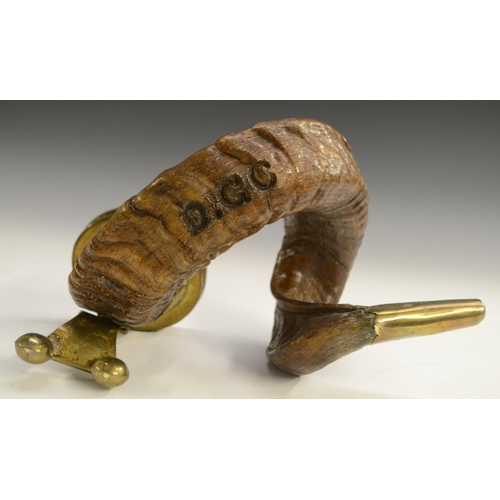 3039 - A 19th century Scottish ram's horn table snuff mull, hinged cover, 26cm wide, c. 1860