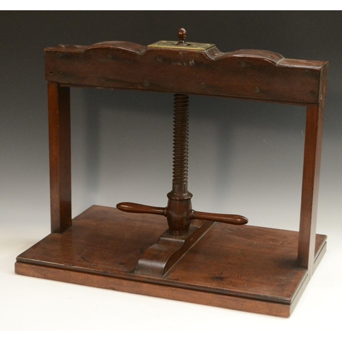 3090 - A George III mahogany library book press, shaped serpentine top rail, turned screw-thread, 50cm wide... 