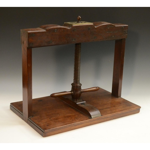 3090 - A George III mahogany library book press, shaped serpentine top rail, turned screw-thread, 50cm wide... 