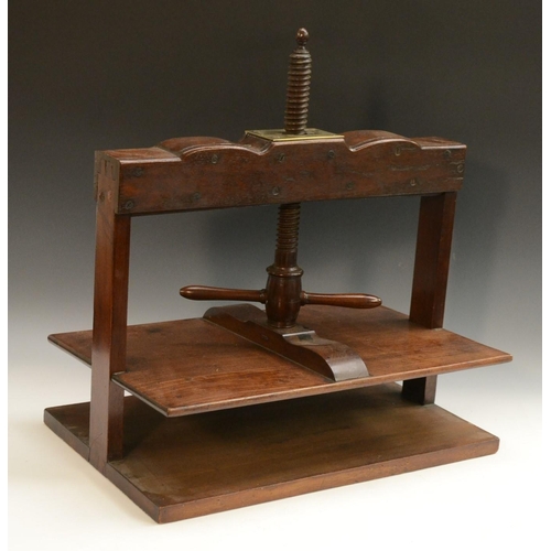 3090 - A George III mahogany library book press, shaped serpentine top rail, turned screw-thread, 50cm wide... 