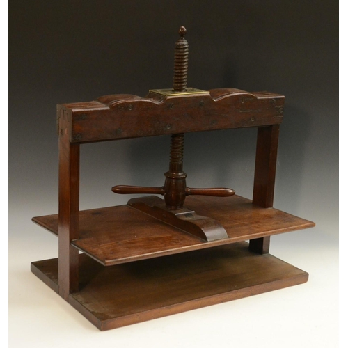 3090 - A George III mahogany library book press, shaped serpentine top rail, turned screw-thread, 50cm wide... 