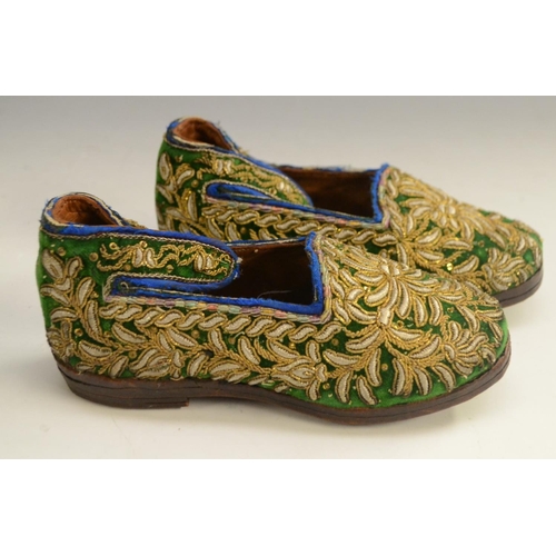 3080A - A pair of Ottoman child's shoes, embroidered and applied with gilt and silvered threads on an emeral... 