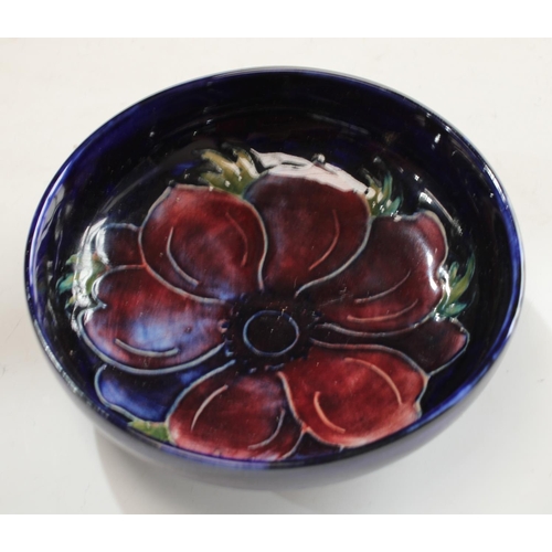 5019 - A Moorcroft Anemone pattern plate, 26cm diameter; an Anemone pattern circular dish, 11.5cm; an Hibis... 