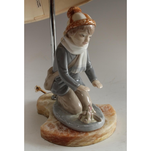 5137 - An lamp as a kneeling boy, on alabaster base
