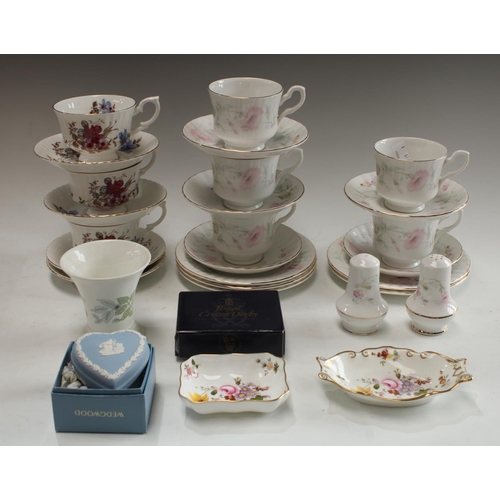 5153 - A Royal Crown Derby Posie pattern trinket tray, boxed; another; a Wedgwood Jasperware trinket pot an... 