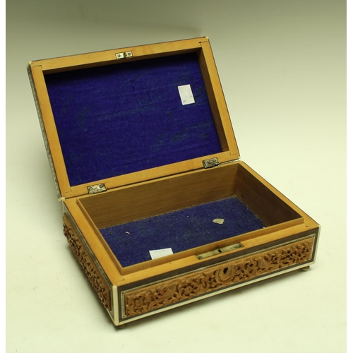 5313 - An Indian sandalwood and sadeli marquetry box