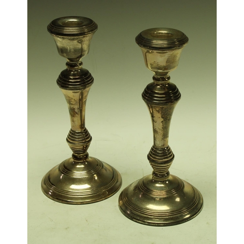 5701 - A pair of contemporary silver table candlesticks, 21cm high