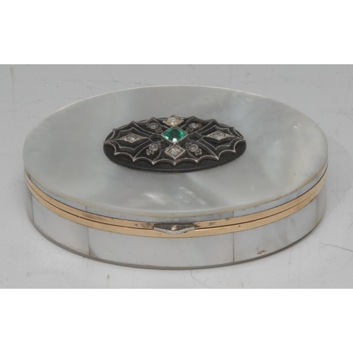 1098 - An Art Deco emerald and diamond set mother of pearl oval snuff box, oval mother of pearl body adorne... 