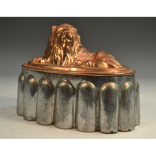 1329 - A 19th century copper and tin novelty jelly mould, as a recumbent lion, 18cm long