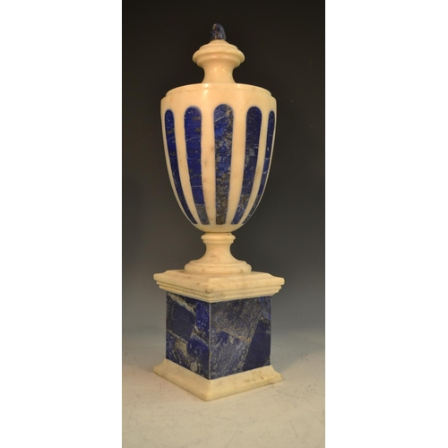 2055 - A Neo-Classical design lapis lazuli and white marble ovoid mantel urn, in the Grand Tour taste, knop... 