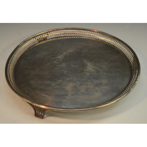 651 - A George V silver circular tray, pierced border, and feet, 31cm diam, Goldsmith and Silversmith Comp... 