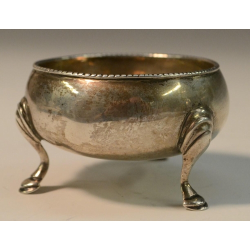 680 - A George III provincial silver cauldron salt, milled border, hoof feet, 6cm diam, maker WP, Chester ... 