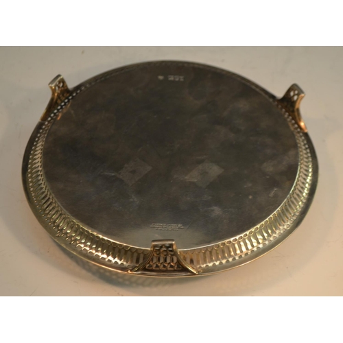 714 - A George V silver circular tray, pierced border and feet, 20.5cm diam, Goldsmith and Silversmith Com... 