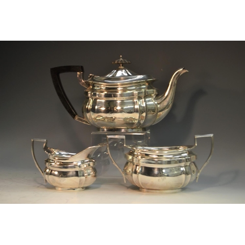 725 - A George V silver three piece shaped oval tea service, comprising teapot, milk jug and sugar basin, ... 