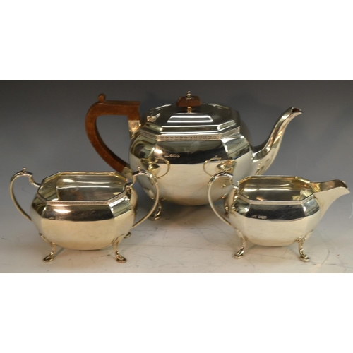 726 - A George V silver three piece tea service, comprising teapot, milk jug and sugar basin, the teapot w... 