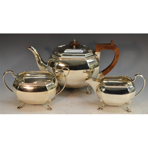 726 - A George V silver three piece tea service, comprising teapot, milk jug and sugar basin, the teapot w... 