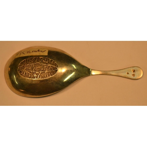 728 - A German silver filigree caddy spoon, 9.5cm long, 18th/early 19th century