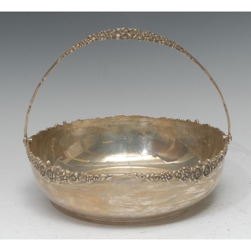 791 - A silver basket, applied with flower and foliage rim, swing handle, 21cm diam, Dublin 1979, 22oz