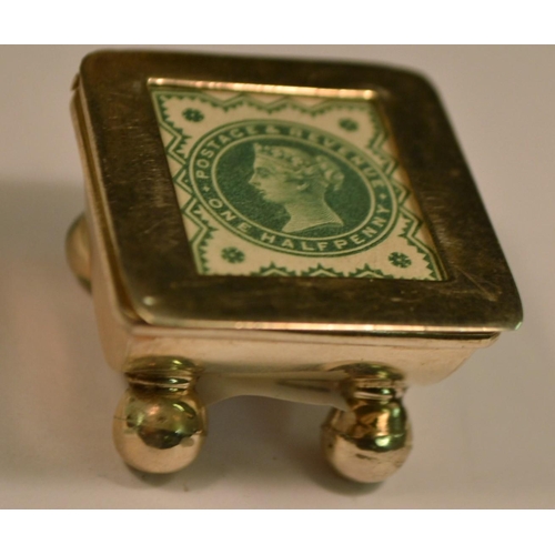 793 - A silver stamp box, hinged cover, ball feet, 3cm wide