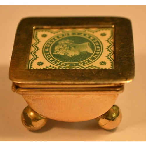 793 - A silver stamp box, hinged cover, ball feet, 3cm wide