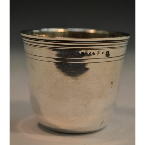 836 - An 18th century French silver tumbler, flared rim above a reeded band, 6cm high, c.1770